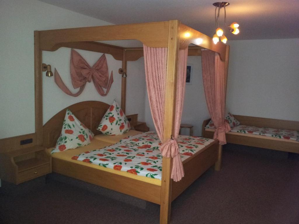 Moselhotel Waldeck Бурген Стая снимка